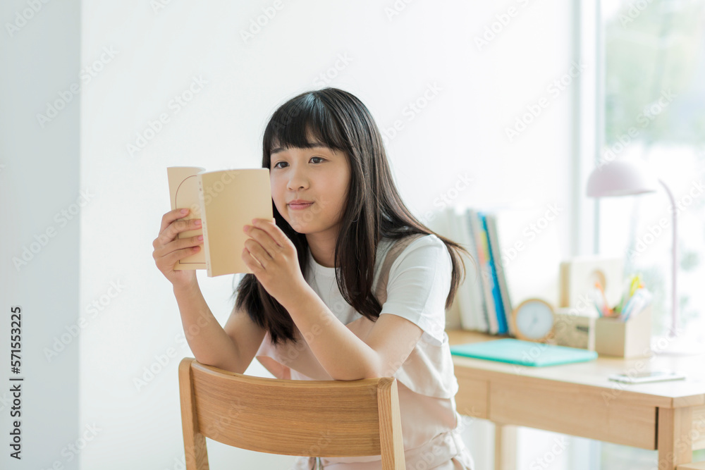 読書をする女の子