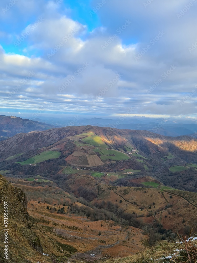 Fototapeta premium Montagnes les Pyrénées, Crête d'Iparla sous les nuages, dans le Pays Basque en hiver 