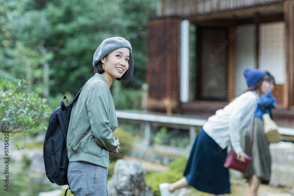 寺院を観光する若い女性 寺院を観光する若い女性