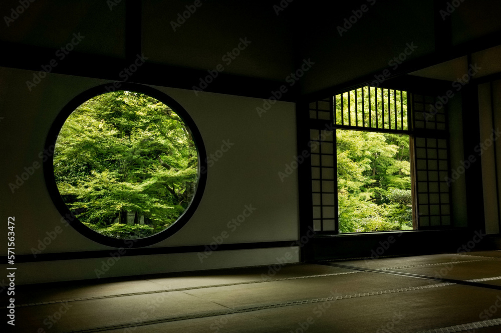 Obraz premium 京都 夏の美しい緑に彩られた源光庵の和室