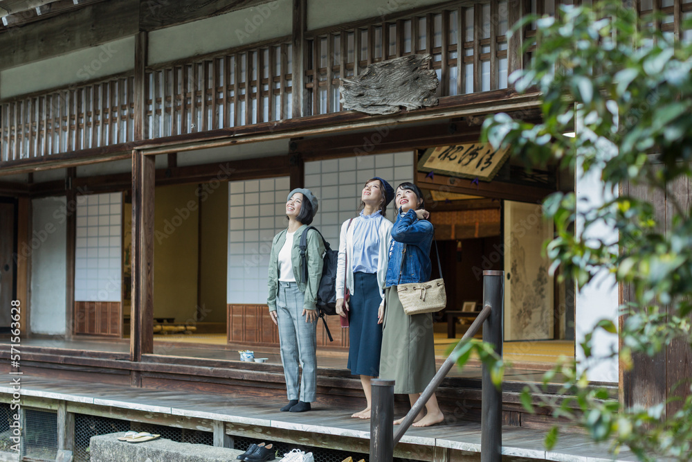 縁側に立つ3人の女性 縁側に立つ3人の女性