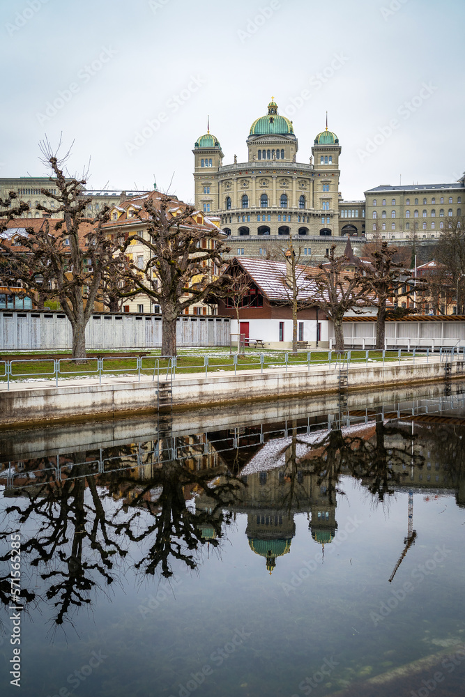 Palais fédéral du gouvernement Suisse au bord d'une rivière avec son reflet partiel