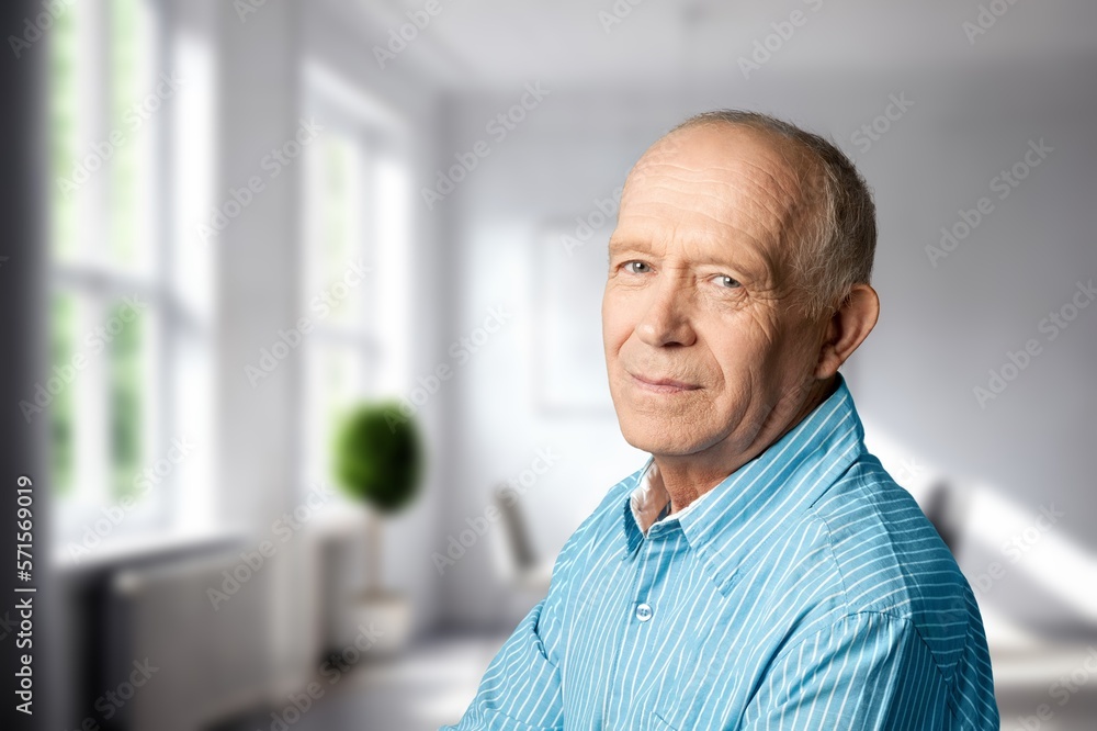 Naklejka premium Old man have break posing at home