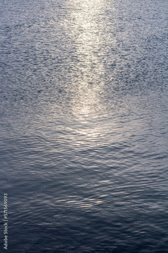 Obraz premium Detail of a sunlight reflecting in glittering sea. sparkler in water - background. sea water with sun glare and ripple. Powerful and peaceful nature concept.