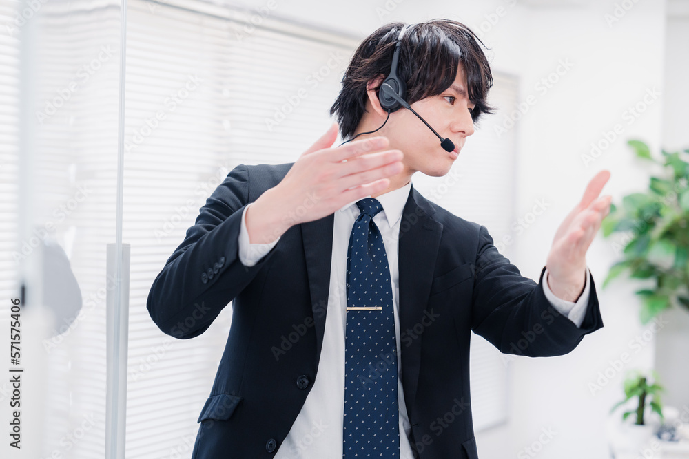 ビジネスセミナーの先生をする男性