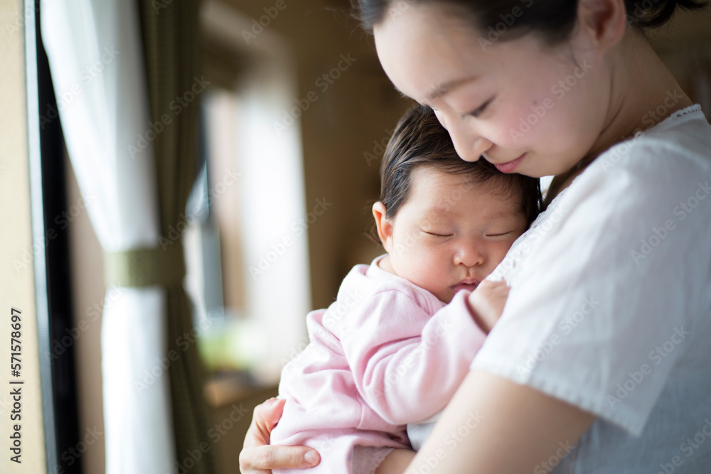 赤ちゃんを抱く母親 赤ちゃんを抱く母親