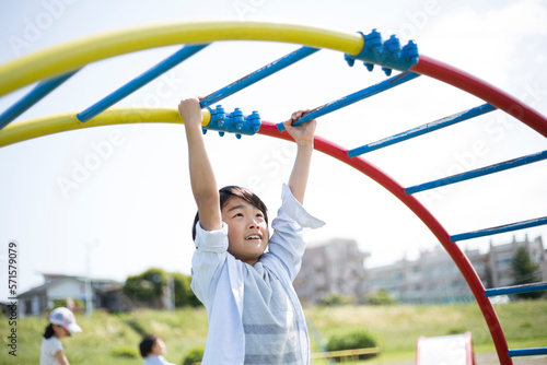 公園の遊具で遊ぶ小学生の男の子 photo