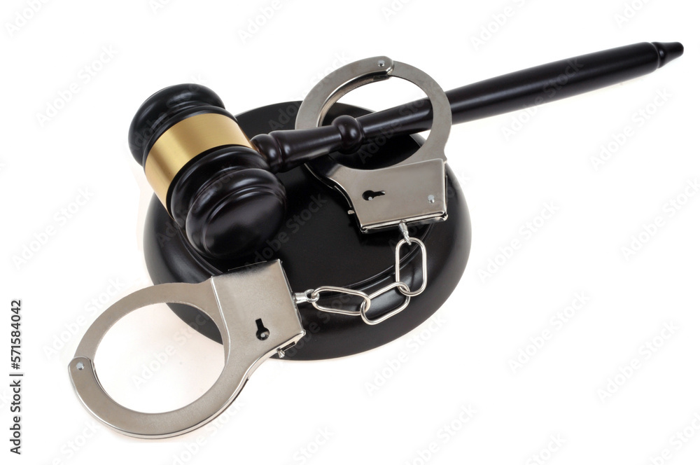 Obraz premium Concept de justice avec un marteau de juge et des menottes en gros plan sur fond blanc
