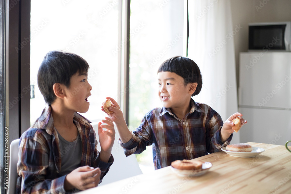 おやつのドーナツを兄に食べさせようとする弟 おやつのドーナツを兄に食べさせようとする弟