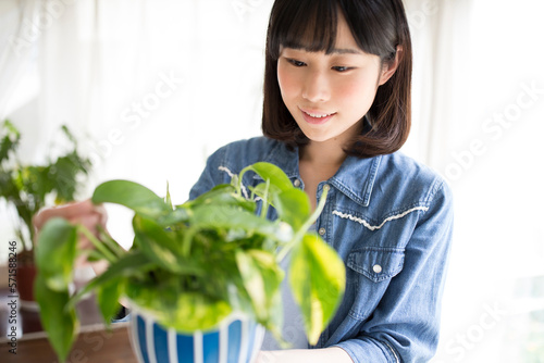 観葉植物を手に持つ女性