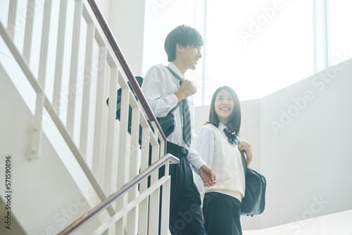 教室移動で談話する男女の高校生 photo