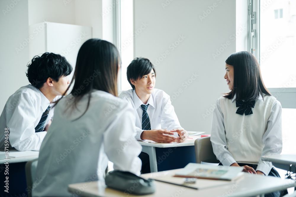 教室で話し合う高校生 教室で話し合う高校生