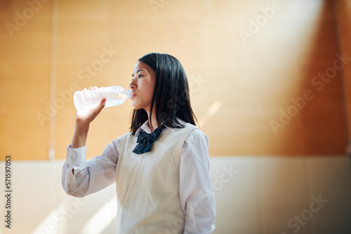 体育館で水を飲む女子高生