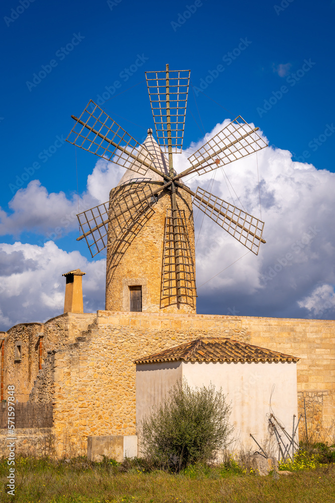 Alte Windmühle vor blauem Himmel auf der Insel Mallorca / Spanien