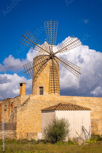 Alte Windm  hle vor blauem Himmel auf der Insel Mallorca   Spanien