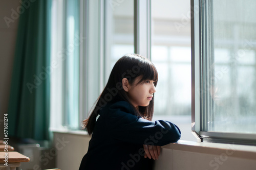 教室で外を眺める女子学生 photo