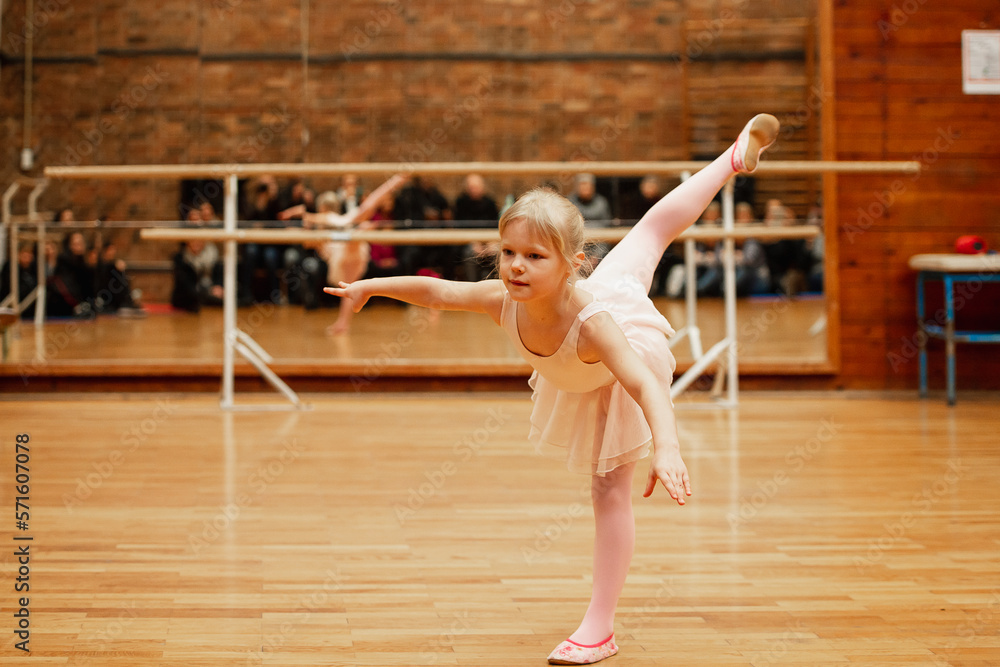 Obraz premium girl doing ballet, open lesson