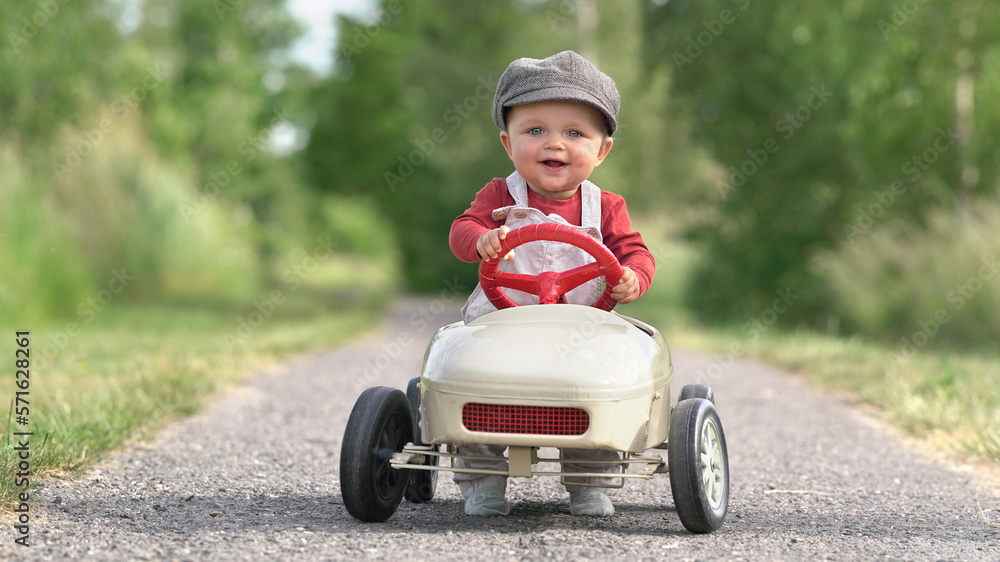 kleiner Rennfahrer im Tretauto kleiner Rennfahrer im Tretauto
