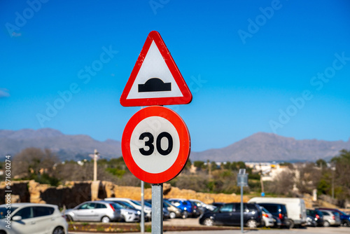 Zeichen - Symbol - Geschwindigkeitsbegrenzung auf 30 km/h und wellige Strasse