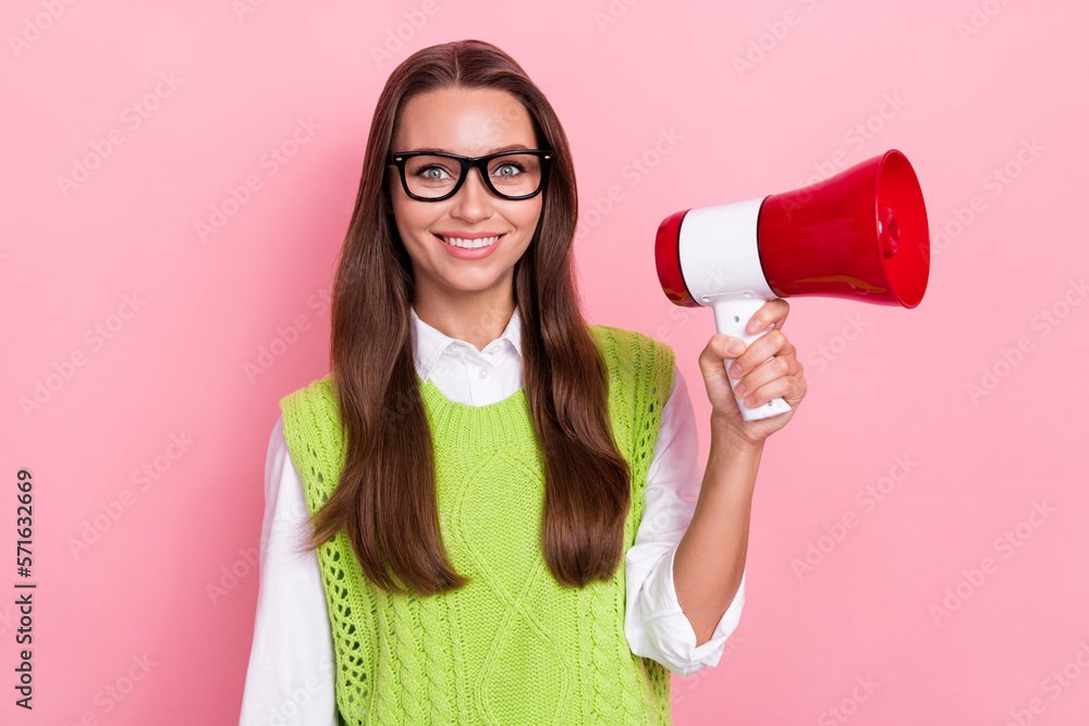 Photo of young positive cheerful optimistic activist business lady wear green vest hold megaphone announce isolated on pink color background Photo of young positive cheerful optimistic activist business lady wear green vest hold megaphone announce isolated on pink color background