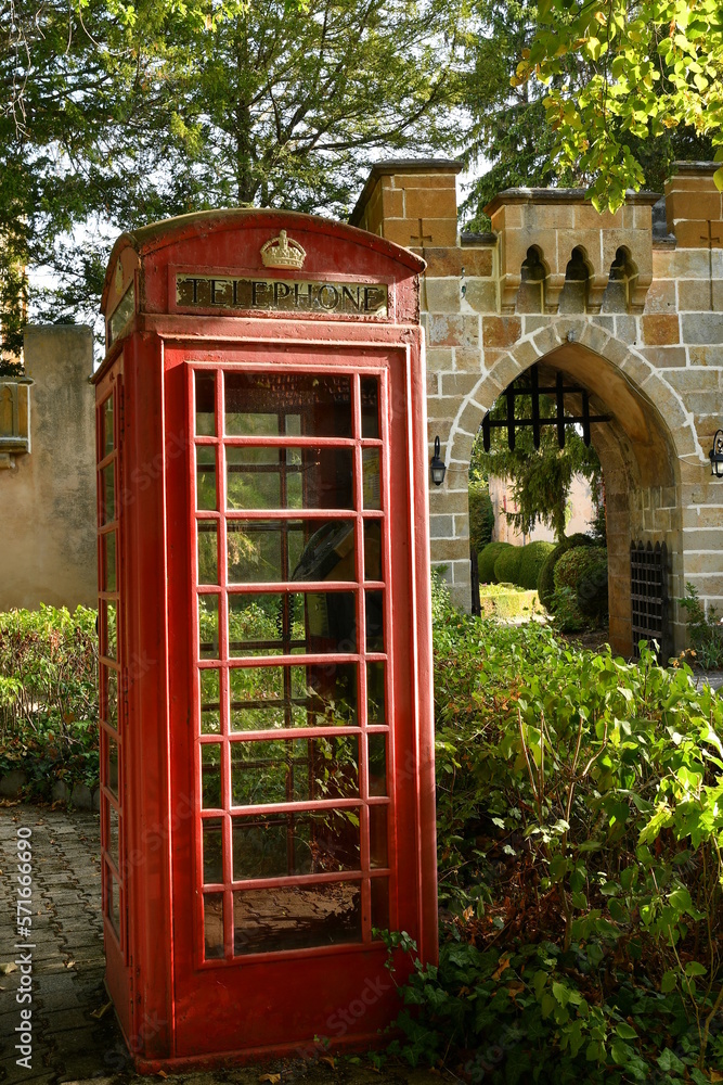 ancienne cabine téléphonique anglaise de couleur rouge devant l'entrée du château de la grange fort dans le puy de dôme ancienne cabine téléphonique anglaise de couleur rouge devant l'entrée du château de la grange fort dans le puy de dôme