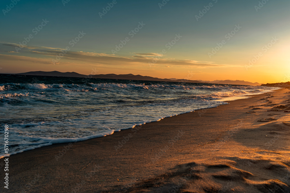 Piękny krajobraz o wschodzie słońca na wyspie, Grecja 