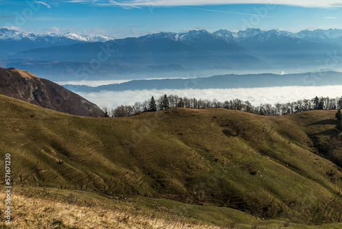 Vue sur Belledonne et Mont Bellachat , Paysage du massif des Bauges à l' automne , Alpes France