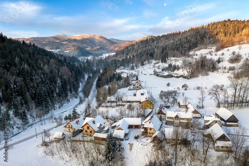 Zimowy, śnieżny poranek w Gorcach w miejscowości Szczawa