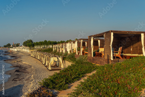 Altany na plaży wzdłuż morza Egejskiego