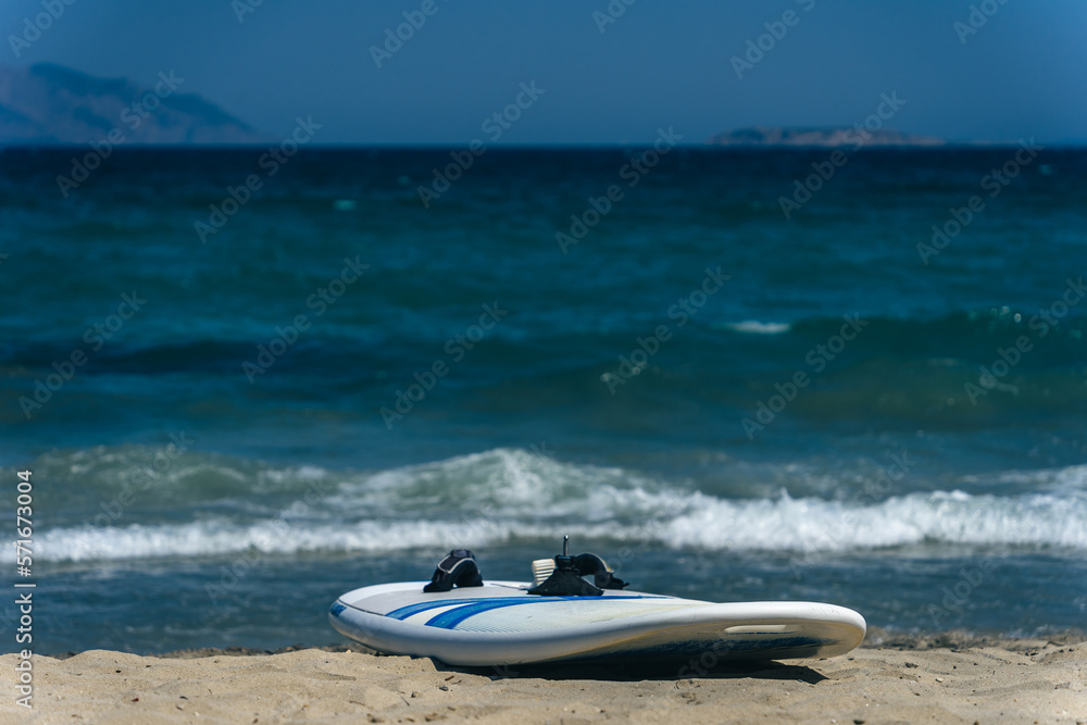Windsurfing na Morzu Egejski, idealne warunki do uprawiania tego sportu na Wyspie Kos. - obrazy, fototapety, plakaty 