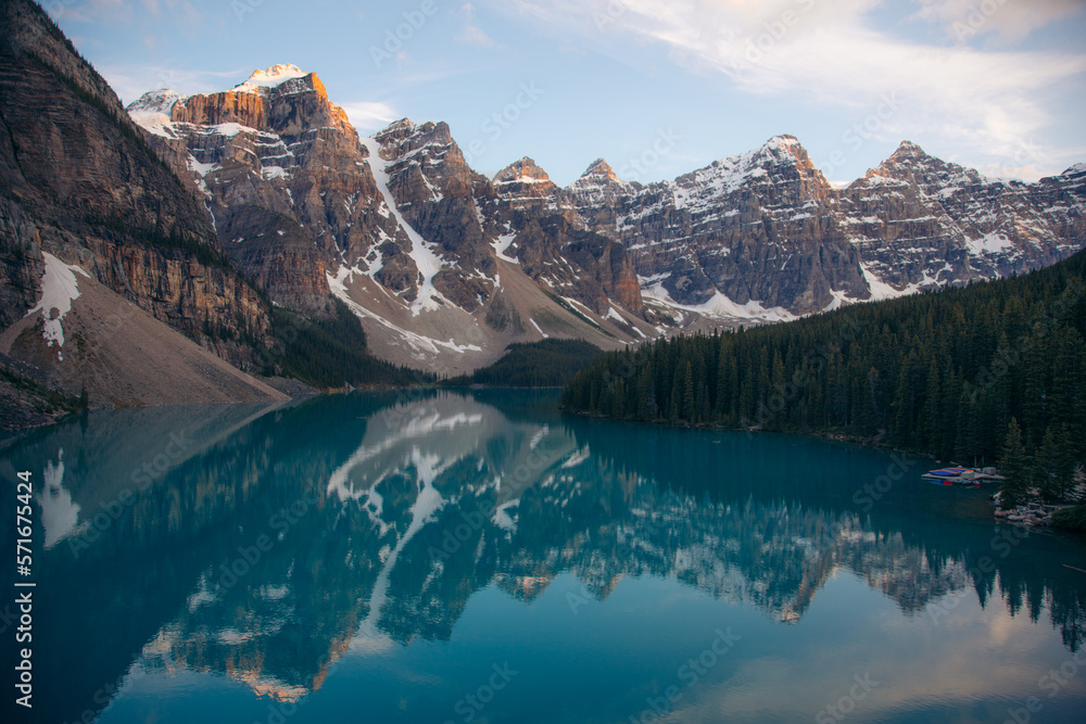 Fototapeta premium Moraine Lake