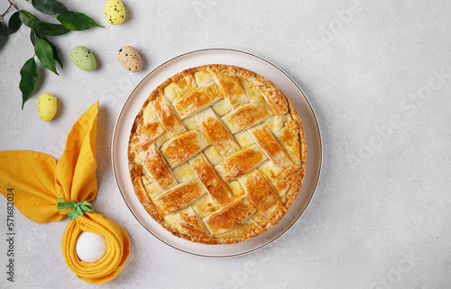 Foto Neapolitan typical easter cake: pastiera, top view, copy space