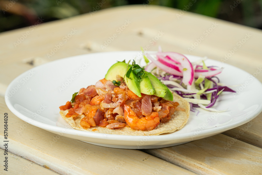Delicioso taco de camarón con queso y aguacate en restaurante de mariscos Delicioso taco de camarón con queso y aguacate en restaurante de mariscos