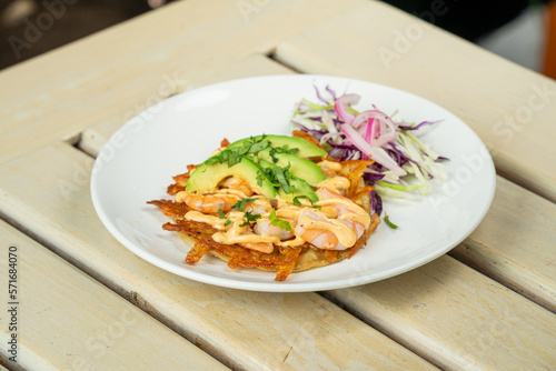 Delicioso taco de camarón con queso y aguacate en restaurante de mariscos