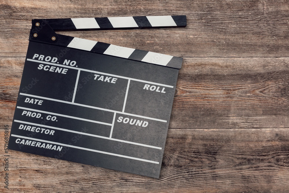 Obraz premium Classic movie clapperboard on wooden desk