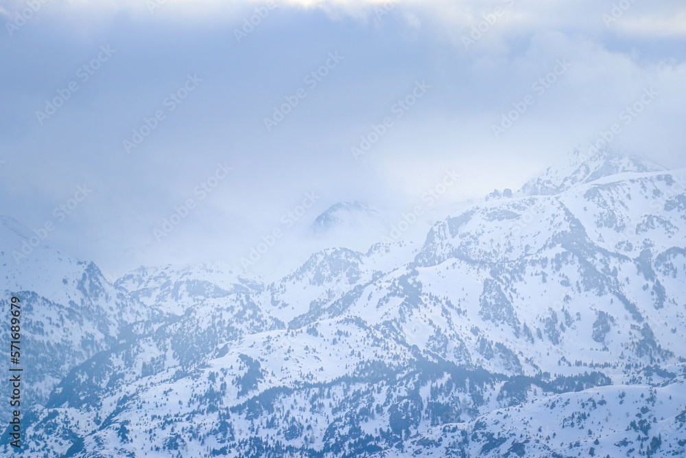 Chaîne de montagne, les Pyrénées sous la neige et les nuages