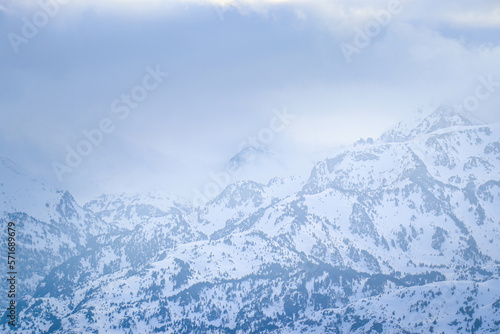 Chaîne de montagne, les Pyrénées sous la neige et les nuages © Jane