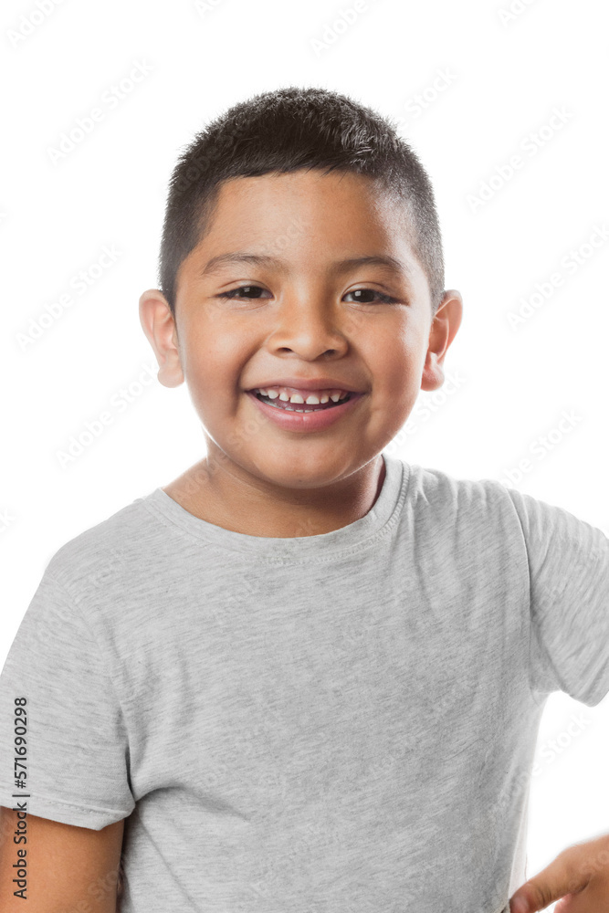 Retrato de niño latino americano sonriente en fondo blanco. Niño ecuatoriano contento. Retrato de niño latino americano sonriente en fondo blanco. Niño ecuatoriano contento.