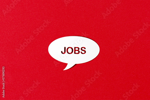 Englischer Text Jobs in einer Sprechblase aus Papier ausgestanzt vor rotem Hintergrund. Fotorealistischer Vektor. 