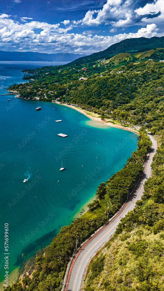 Obraz premium Ilhabela Ilha Litoral Paulista São Paulo Brasil Praia São Sebastião Veleiro Barco Barcos Oceano Mar Marina Iate Viagem Turismo Natureza Costa Tropical Paraíso Porto Feiticeira Castelhanos Verão Sol 