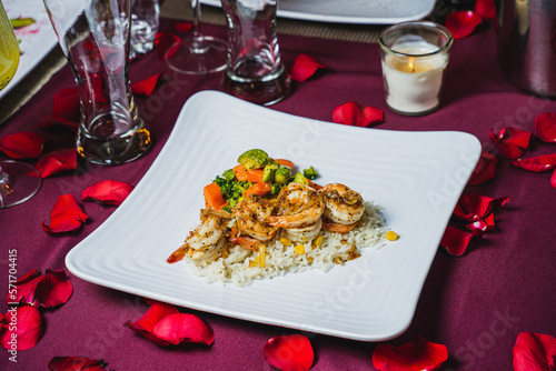 cena romántica deliciosos camarones en cama de arroz en restaurante lujoso camarones jack