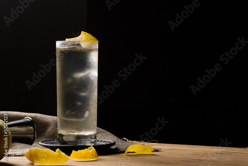 Bild auf Leinwand Japanese Highball whisky and tonic cocktail refreshing drink