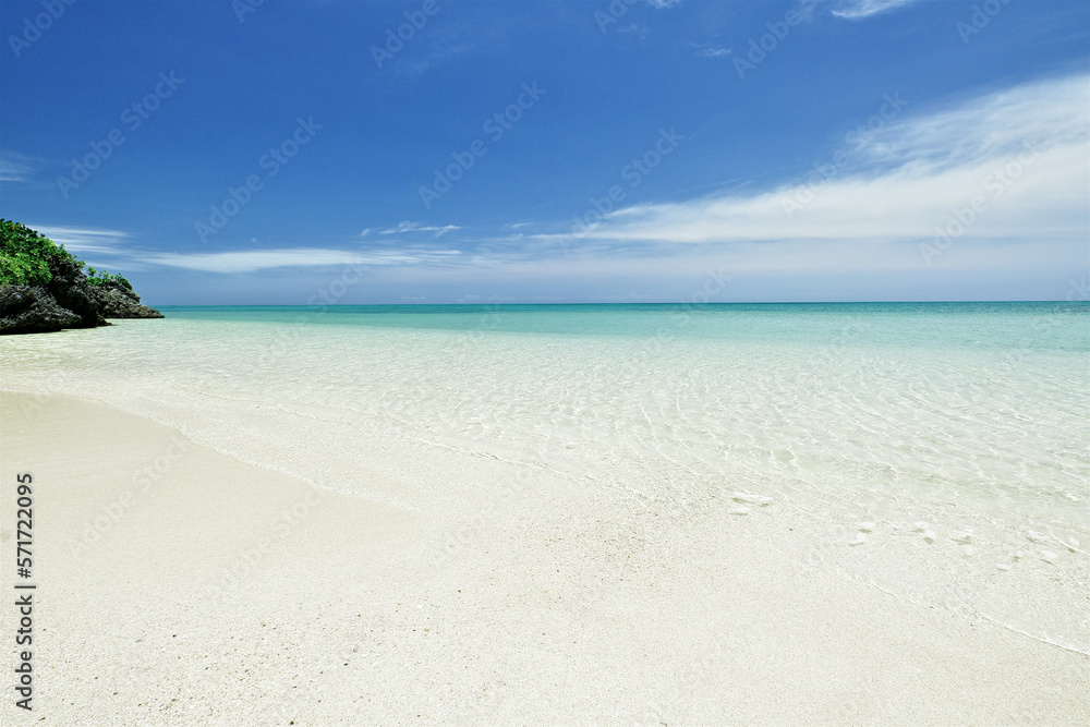 沖縄県小浜島コーラルビーチの海と空