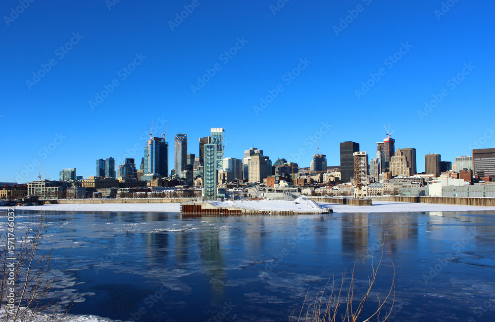 Obraz premium Montreal Skyline from across St Lawrence River