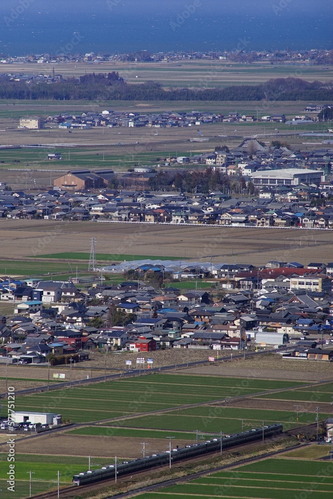 琵琶湖を背景に走る225系新快速列車（東海道本線 安土-能登川,2023年2月）