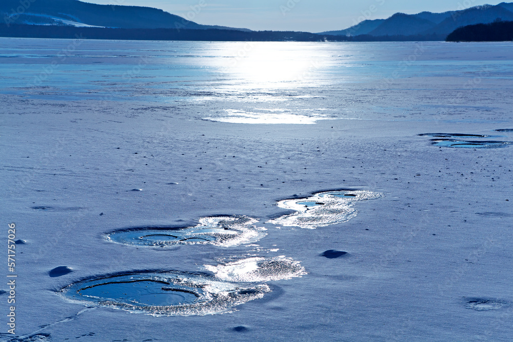 Fototapeta premium 氷上に温泉湧く（屈斜路湖ー弟子屈町）