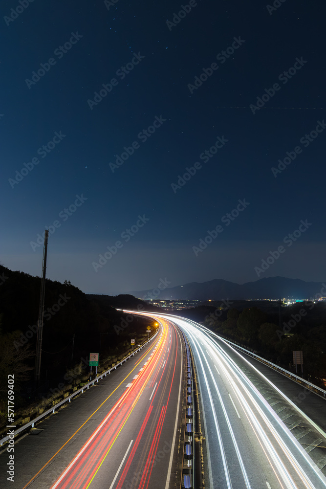 高速道路と車の光跡(大分県大分市) 高速道路と車の光跡(大分県大分市)