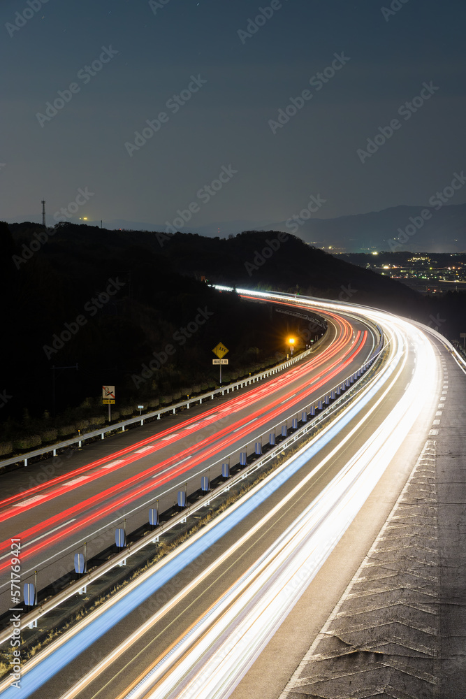 高速道路と車の光跡(大分県大分市) 高速道路と車の光跡(大分県大分市)