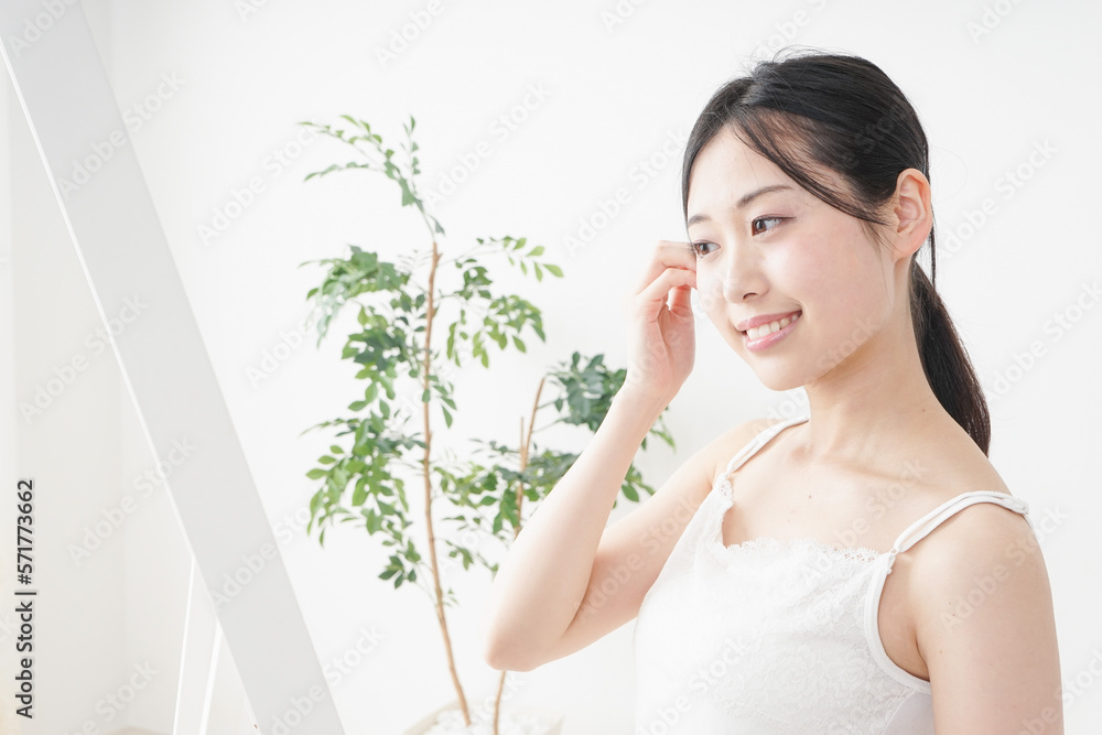 髪の毛をセットする若い女性 髪の毛をセットする若い女性