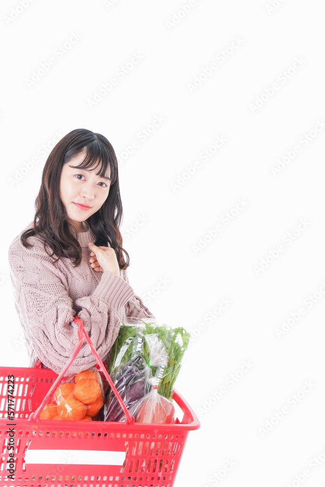 食料品の買い物をする若い女性